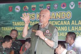 Pemprov Sumbar atur jam operasional truk antisipasi jalan terputus