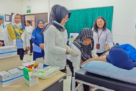 Puluhan pekerja di Karawang manfaatkan pelayanan KB di tempat kerja yang digelar BKKBN