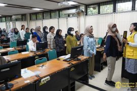 Wujudkan cita-cita, Ayah Temani Anaknya Ujian UTBK---SNBT 2024 di UI