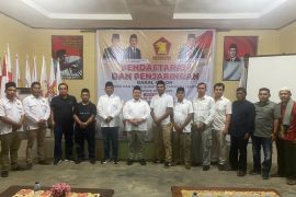 Puluhan warga dampingi Dolly Pasaribu mendaftar ke Gerindra Tapsel