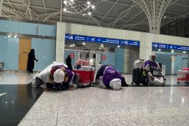 Jamaah Embarkasi Makassar 05 sujud syukur setibanya di Bandara Madinah