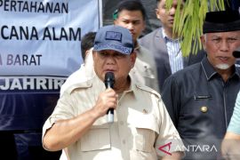 Usai dari Qatar, Prabowo Subianto serahkan bantuan bencana di Sumbar