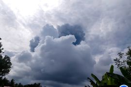 Gunung ibu melontarkan lagi abu vulkanik setinggi lima kilometer