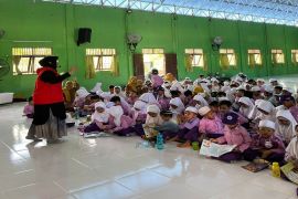 Tanah Bumbu Library holds storytelling to build children's character
