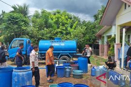 PDAM distribusi air bersih dengan mobil tangki atasi kekeringan Aceh Besar
