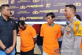 Polisi tangkap oknum guru pelaku rudapaksa lima pelajar di Holtekam