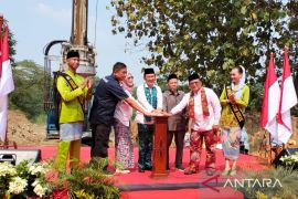 Pemkab Bekasi perbaiki jalan pendekat menuju Jembatan Cipamingkis