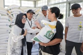 Kantor Pos salurkan bantuan pangan CBP kepada 16.405 warga Pematangsiantar