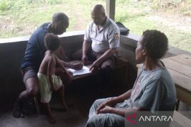 Polisi Jayapura konsisten ajar baca tulis lansia daerah pelosok