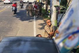 Satpol Trenggalek tertibkan ratusan "reklame bermasalah"
