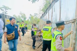 Polisi dan TNI bongkar tempat minyak ilegal di Muratara