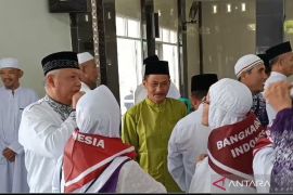 Info Haji 2024 - Bupati Bangka Barat lepas jamaah calon haji dari Mentok