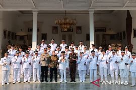 SK perpanjangan 29 kades di Cianjur diserahkan