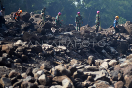 Pencarian korban banjir bandang hari ketujuh Page 1 Small