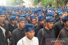Warga Badui padati Alun-Alun Kota Serang untuk bertemu Bapak Gede