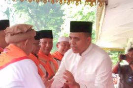 Pj Bupati Langkat lepas 360 calon haji,  dibekali bumbu pecal dan ikan teri