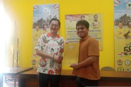 Isyak Meirobie kembalikan formulir pencalonan bupati ke tiga partai politik