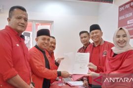 Molen kembalikan formulir pendaftaran Cawako ke DPC PDIP Pangkalpinang