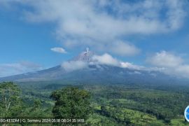 Gunung Semeru alami enam kali erupsi terus menerus pada Sabtu pagi