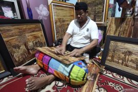 Kerajinan lukisan dari limbah pelepah pisang