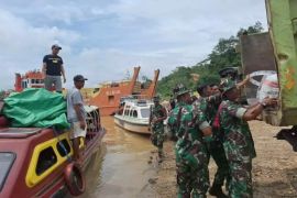 Kodim Kubar salurkan bantuan pangan  untuk korban banjir Mahakam Ulu