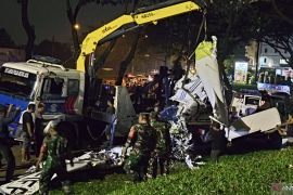 Puing pesawat yang jatuh di BSD diangkut dua kendaraan berat