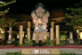Presiden Jokowi sambut tamu undangan jamuan santap malam di GWK Bali