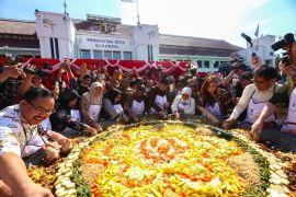 "Festival Rujak Uleg" cermin kebersamaan dan kekeluargaan bangun Surabaya