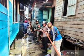TNI-Polri berhasil padamkan kebakaran 12 rumah di Malinau