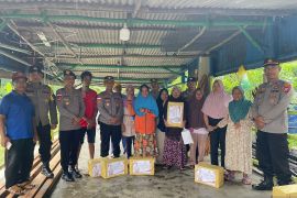 Polres Bintan serahkan bantuan untuk korban puting beliung