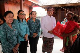 PKK Denpasar bantu bahan pokok untuk ibu hamil dan balita