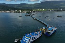 Kapal feri antar pulau di Bombana Page 1 Small