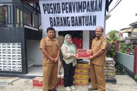 Masyarakat Pasar Bodok Parindu terima bantuan sembako dari PTPN IV Regional V