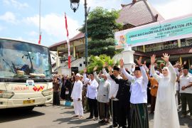 Bupati Jember berpesan agar jamaah saling bantu di Tanah Suci