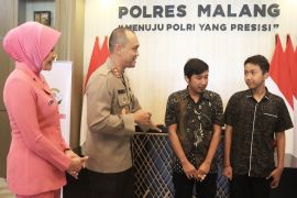 Polres Malang salurkan bantuan alat bantu dengar kaum difabel