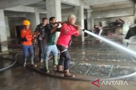 PT BRM turun bersihkan masjid terdampak banjir di Batusangkar