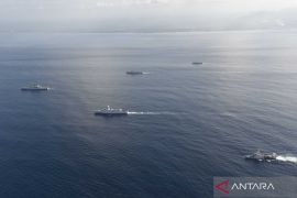 KRI berlatih formasi di Bali saat jaga World Water Forum Ke-10