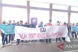 Puluhan jurnalis aksi damai tolak revisi RUU Penyiaran di gedung DPRD Babel