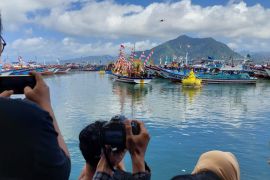 Ribuan masyarakat saksikan ritual Labuh Laut Sembonyo di Pelabuhan Prigi