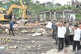 Presiden meninjau lokasi banjir bandang lahar dingin Marapi di Agam Page 1 Small