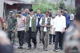 Presiden meninjau lokasi banjir bandang lahar dingin Marapi di Agam Page 4 Small