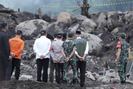 Presiden meninjau lokasi banjir bandang lahar dingin Marapi di Agam Page 3 Small