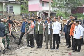 Presiden meninjau lokasi banjir bandang lahar dingin Marapi di Agam Page 2 Small