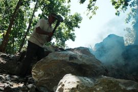 Penambang batu gunung tradisional di Pulau Kabaena Page 2 Small