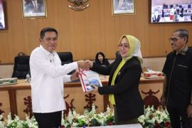 Pemkot Ambon serahkan delapan Ranperda ke DPRD