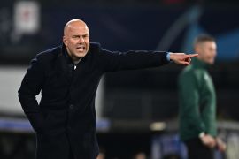 Arne Slot tepis rumor Liverpool minati Kvaratskhelia