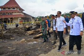 Presiden tinjau lokasi banjir bandang lahar dingin Gunung Marapi Page 1 Small