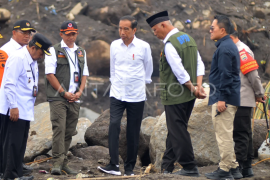 Presiden meninjau lokasi banjir bandang lahar dingin Marapi Page 1 Small