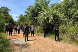 Satgas Pamtas dan Brimob patroli sejumlah titik di Entikong perbatasan RI-Malaysia