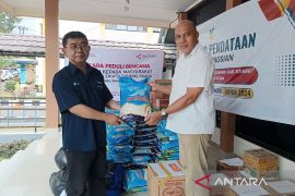 ANTARA bagikan bantuan sosial korban erupsi Gunung Ruang